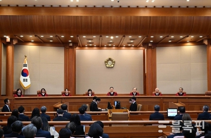윤석열 대통령 탄핵심판 선고 기일인 4일 서울 종로구 헌법재판소 대심판정에 헌법재판관들이 입장해 있다 사진|연합뉴스
