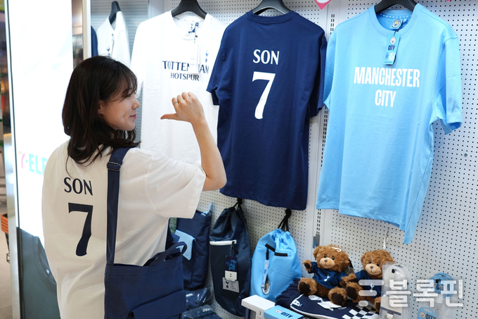 세븐일레븐에서 판매하는 EPL 패션 굿즈. 사진ㅣ세븐일레븐