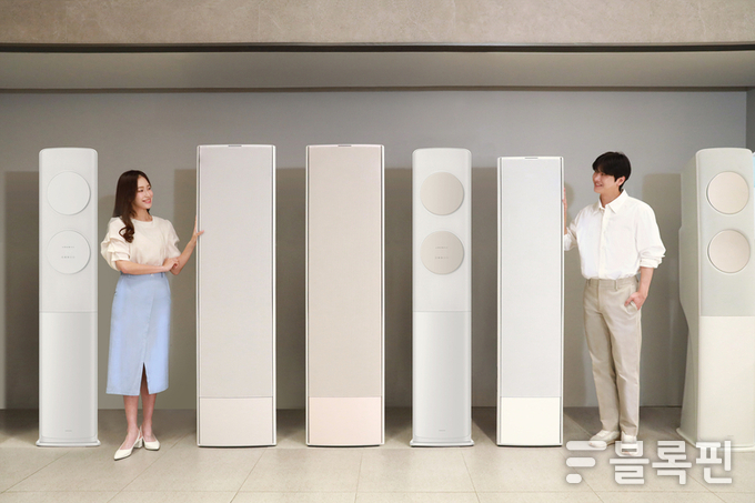 2025년형 가정용 AI 에어컨 라인업을 소개하고 있는 삼성전자 모델. 사진ㅣ삼성전자