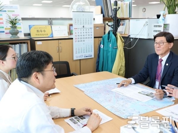정종복 기장군수가 기재부를 방문해 정관선 추진의 당위성을 설명하고 있다. 사진ㅣ기장군 