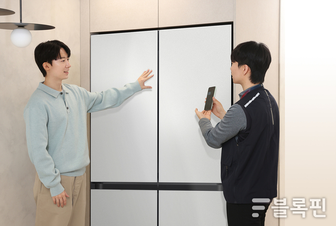 'AI 사전 케어 알림' 서비스를 통해 방문 수리 서비스를 예약한 'AI 구독클럽' 고객에게 상담을 제공하고 있는 삼성전자서비스 엔지니어. 사진ㅣ삼성전자