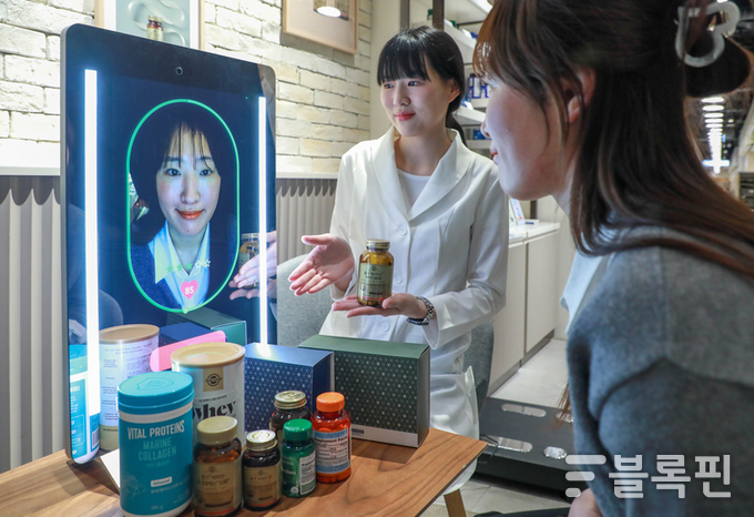 고객이 현대백화점 목동점 네슬레 헬스사이언스 매장에서 AI 기반 헬스케어 전문기기 ‘아누라 매직미러’를 체험하고 있다. 사진 ㅣ현대백화점