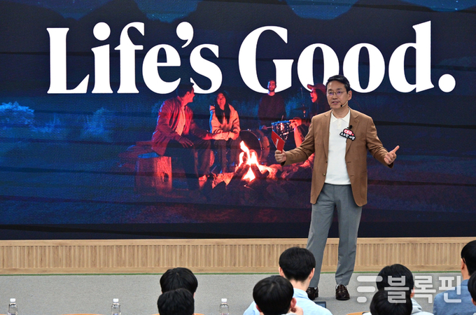 24일 서울대학교 제1공학관에서 전기·정보공학부 재학생 200명에게 CEO 특강을 진행하고 있는 조주완 LG전자 CEO. 사진ㅣLG전자