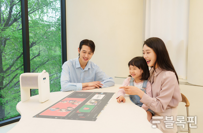 삼성전자 모델이 터치 인터랙션 기능이 탑재된 프리미엄 가정용 프로젝터 ‘더 프리미어5’를 체험하고 있다. 사진|삼성전자