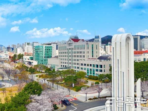 국립부경대 대학본부와 웅비탑. 사진ㅣ국립부경대학교