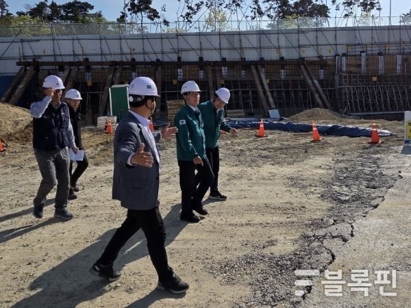 정종복 기장군수(우측 두번째)가 장안읍 소재 공사현장에서 안전점검을 진행하고 있다. 사진ㅣ기장군 