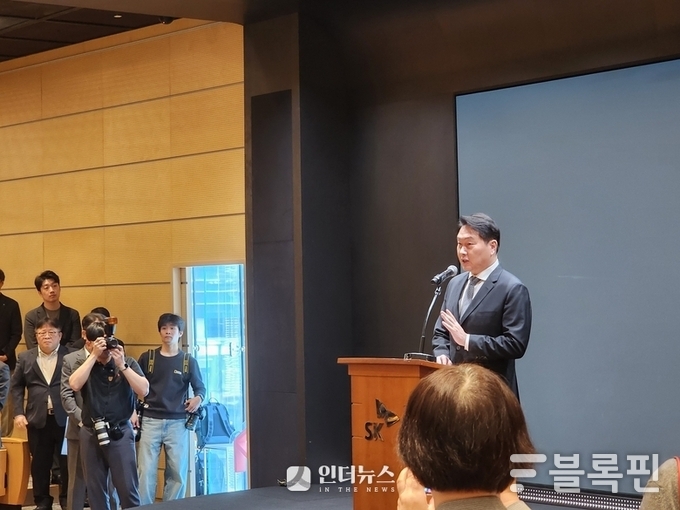 7일 서울 종로 SK T타워에서 열린 SKT 일일 브리핑에 참석해 발언하는 최태원 SK 회장. 사진ㅣ인더뉴스