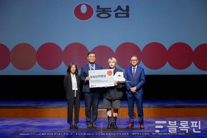 전주국제영화제 '농심신라면상' 시상 장면. 사진 왼쪽 두번째부터 농심 심규철 상무, 성스러운 감독. 사진 ㅣ 농심