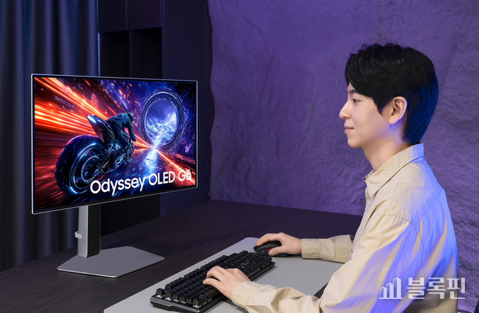 삼성전자 모델이 세계 최초 500㎐ 초고주사율이 적용된 OLED 게이밍 모니터 '오디세이 OLED G6'를 체험하고 있다. 사진|삼성전자
