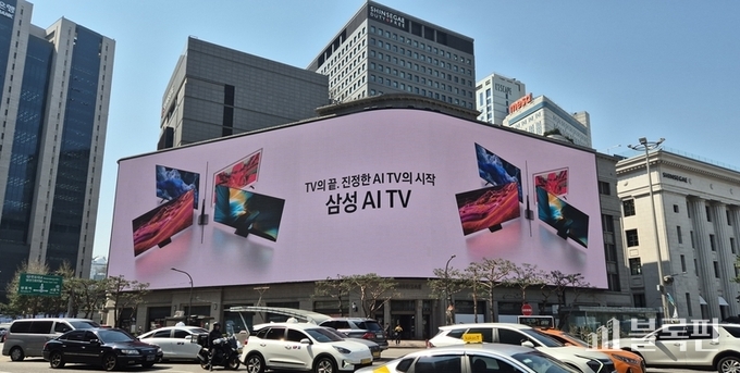 서울 신세계 백화점에서 진행하는 '삼성 비전 AI' 옥외광고 모습. 사진ㅣ삼성전자