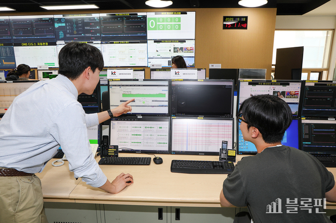 경기도 과천에 위치한 KT 통합관제센터에서 DDoS 등 사이버 공격에 대비하며 관제하는 KT 직원. 사진ㅣKT