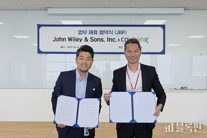 웨인 리 쿠팡 리테일 전무와(왼쪽)와 초멩 탄 와일리 아시아 시니어 디렉터가 지난 14일 쿠팡 잠실 사옥에서 열린 업무 제휴 협약식에서 기념 촬영하고 있다. 사진|쿠팡