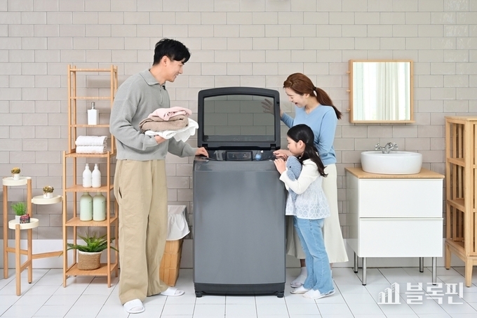 전자동 세탁기에 AI 기능을 탑재한 2025년형 'AI 통버블 세탁기' 신제품. 사진ㅣ삼성전자