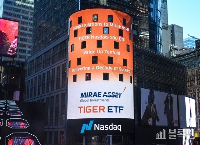 2024년 2월 'TIGER 미국나스닥100 ETF' 10만원 돌파를 기념해 미국 나스닥타워 전광판에 축하 이미지가 개제됐다. 사진|미래에셋자산운용.
