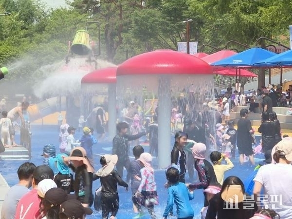 지난해 개장한 정관 윗골공원 야외 물놀이장에서 어린이와 주민들이 물놀이를 즐기고 있다. 사진ㅣ기장군 