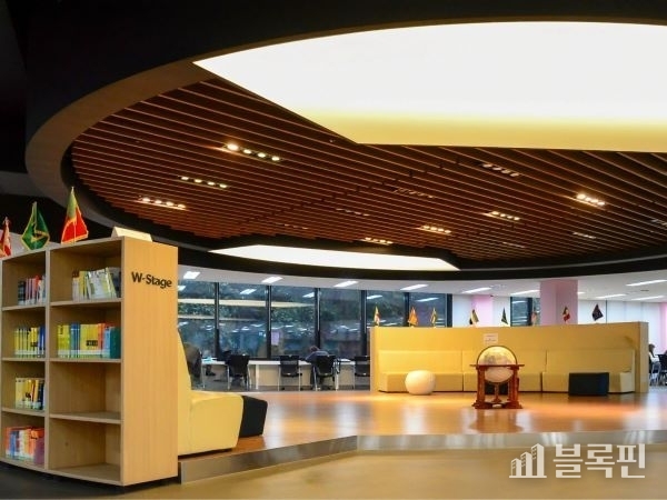 중앙도서관 전경. 사진ㅣ부산외국어대학교
