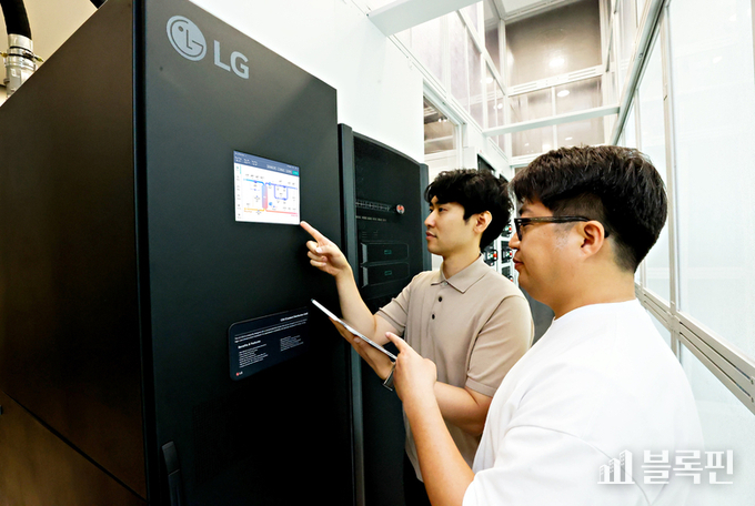 AI 데이터센터 액체 냉각 솔루션인 LG전자 CDU를 테스트하고 있는 LG유플러스 직원. 사진ㅣLG유플러스