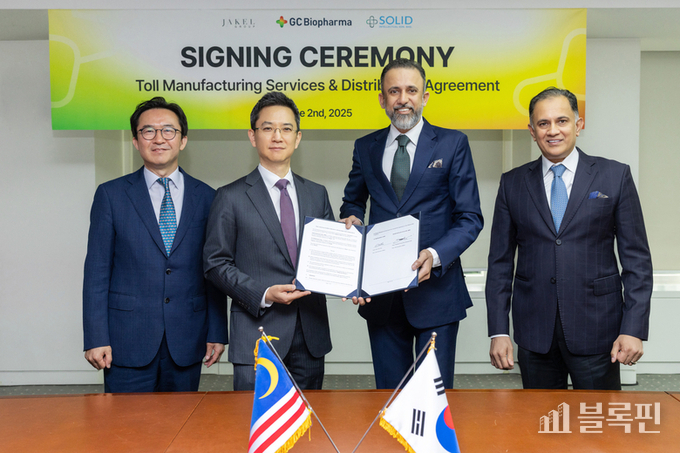 (좌측부터) GC녹십자 글로벌사업본부장 이우진, GC녹십자 대표 허은철, SISB CEO Datuk Mohamed Nizam Bin Mohamed Jakel, Jakel 그룹 MD(Managing Director) Datuk Seri Mohamed Faroz Bin Mohamed Jakel. 사진 ㅣ GC녹십자