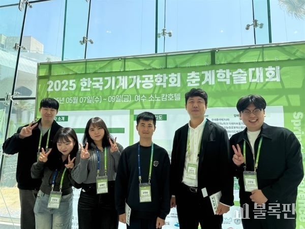 박현태·강효정·설혜연 대학원생·요창량 박사 연구생·심도식 교수·작년 수상자 고민성 대학원생. 사진ㅣ국립한국해양대학교 