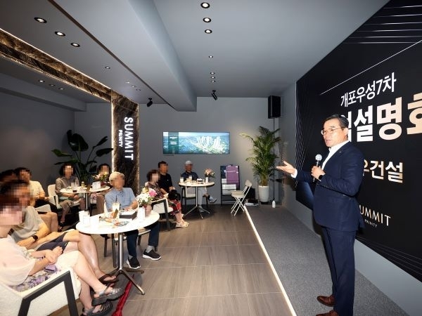 대우건설 개포우성7차 ‘써밋 프라니티’ 홍보관을 깜짝 방문한 김보현 사장이 인사말 하고 있다. 사진ㅣ대우건설 