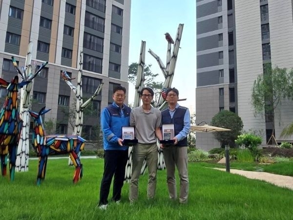 DL이앤씨 'e편한세상 군산 디오션루체' 입예협 감사패 전달. 사진ㅣDL이앤씨 