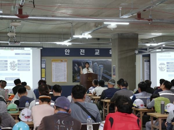 외국인 안전문화 지도사가 외국인 근로자들을 대상으로 안전교육을 하고 있다. 사진ㅣ한화건설