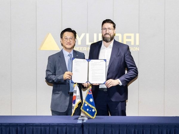 서울 종로구에 위치한 현대건설 계동 본사에서 현대건설 김경수 글로벌사업부장(왼쪽)과 오스넷 조나단 디 실바(jonathan D'Sylva) 인프라 개발책임자(오른쪽)가 업무협약을 체결한 후 기념사진을 촬영하고 있다. 사진ㅣ현대건설