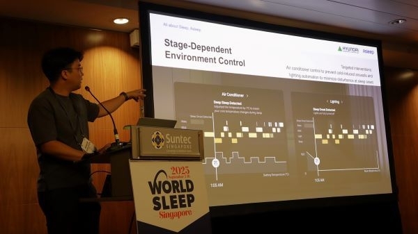 현대건설 신성욱 책임연구원이 수면환경 솔루션 ‘헤이슬립’ 연구 결과를 <World Sleep Congress 2025>에서 발표하고 있다. 사진ㅣ현대건설 