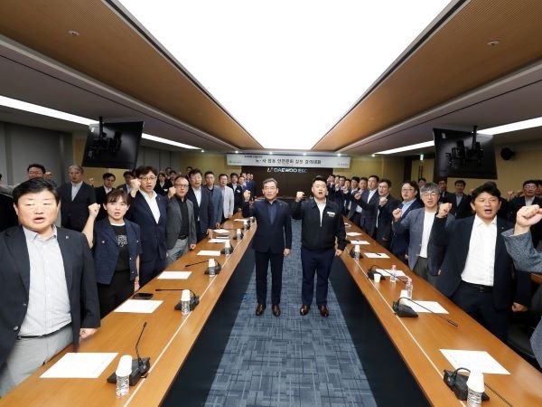 9월 17일 을지로 대우건설 본사에서 진행된 노사 합동 안전문화 결의대회 개최 (중앙 왼쪽 대우건설 김보현 사장, 중앙 오른쪽 심상철 대우건설 노동조합 위원장). 사진ㅣ대우건설