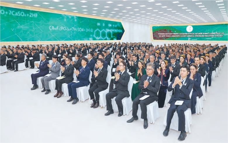 정원주 회장 및 임직원들이 투르크메니스탄 미네랄 비료 플랜트 기공식에 참석하고 있다. 사진ㅣ대우건설 