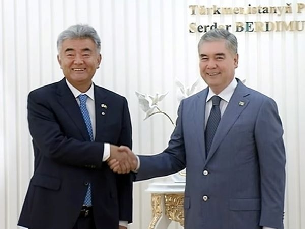 정원주 회장이 구르반굴리 베르디무하메도프 투르크메니스탄 최고지도자를 예방하고 있다. 사진ㅣ대우건설 