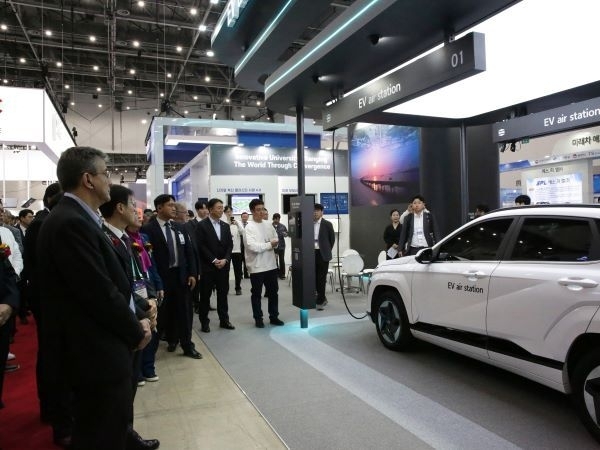 ㈜한화 건설부문이 ‘2025 대한민국 미래모빌리티엑스포(DIFA)’에 참가해 천장형 전기차 충전 시스템 ‘EV air station’을 선보이고 있다. 사진ㅣ한화 건설부문 