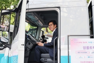 [iN The Scene] 부산시, 전국 최대 규모 수소청소차 도입 행사 개최