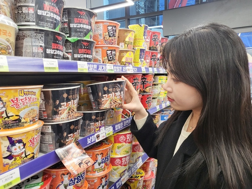 CU 백종원 고기 짬뽕 컵라면, 출시 한 달도 안돼 신라면 제쳤다