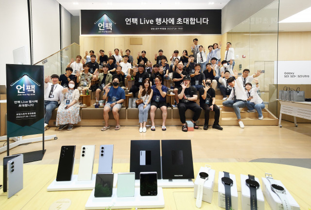 삼성스토어, 새로운 폴더블 경험 후기 확산되며 체험 고객들로 연일 북적